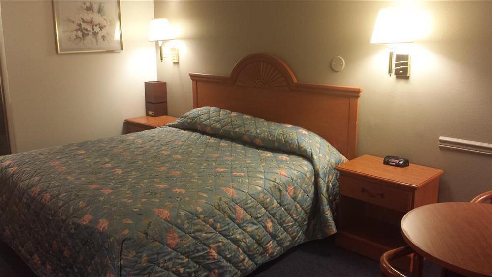 Americas Best Value Inn Burns Quarto foto